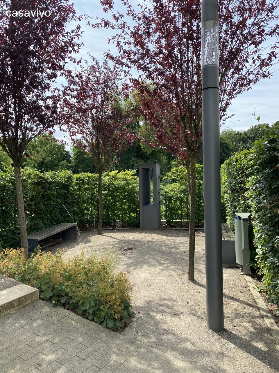 Park-Sitzecke vor dem Vorgarten