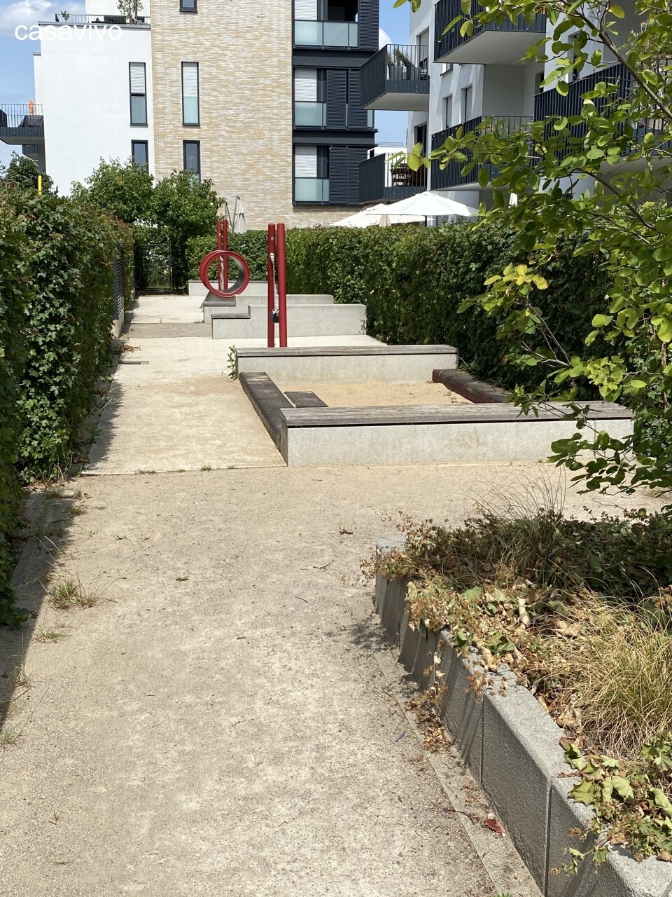geschützter Spielplatz hinter den Gärten