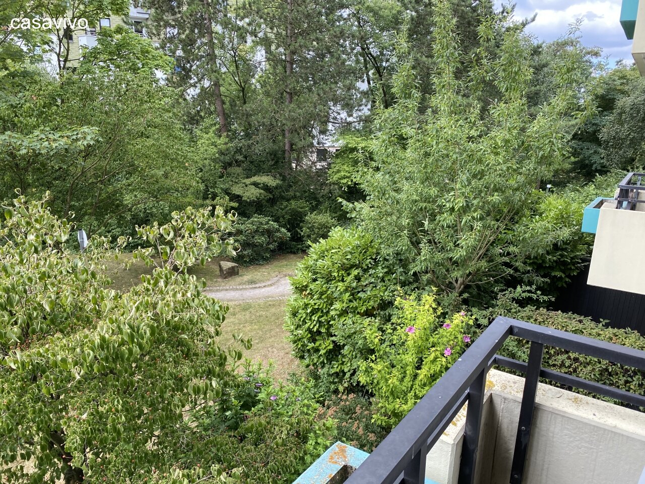 Blick vom Balkon in den Garten