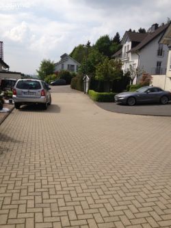 Ruhige Sackgasse mit Pflaster Ruhige Sackgasse mit Pflaster